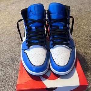 Jordan 1 Mid “ Signal Blue “ Size 13